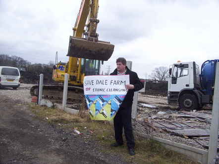 Sheridan protest in front bulldozer Dale Farm - 1 (2006)