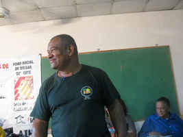 Santos Mota, Presidente de COOPHABITAT y Coordinador de la Red Urbano Popular en la coordinación del encuentro de organizaciones