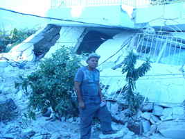 Pedro Sánchez, de la Antena Santo Domingo y Caribe ante una derrumbada  en Puerto Principe.